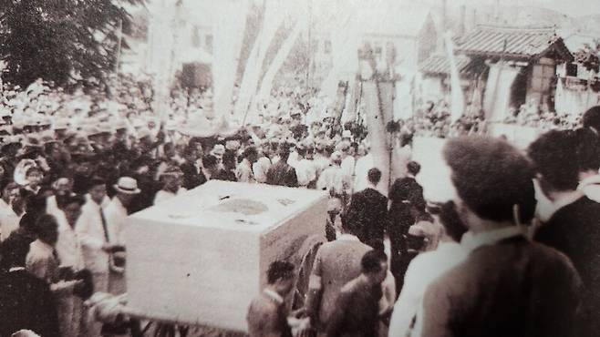 1946년 7월6일 서울 효창원에서 열린 삼의사 장례식. 매헌윤봉길전집