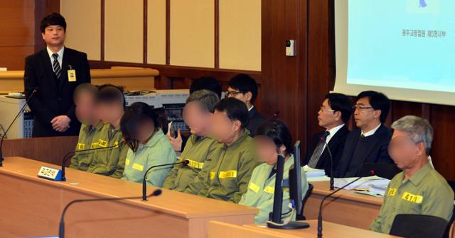세월호 참사 당시 배에서 도주한 선원들이 2015년 1월 광주고법에서 열린 항소심 재판에 출석해 피고인석에 앉아 있다. 선장 이준석(맨 왼쪽)과 박한결(왼쪽 세 번째)이 보인다.