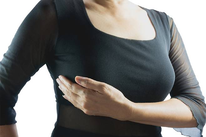 가슴을 비롯한 상체에는 지방 분해 효소 수용체가 많아 금방 살이 빠지기 때문에 가슴의 근육 비율을 높이는 운동을 해주는 게 좋다./사진=클립아트코리아