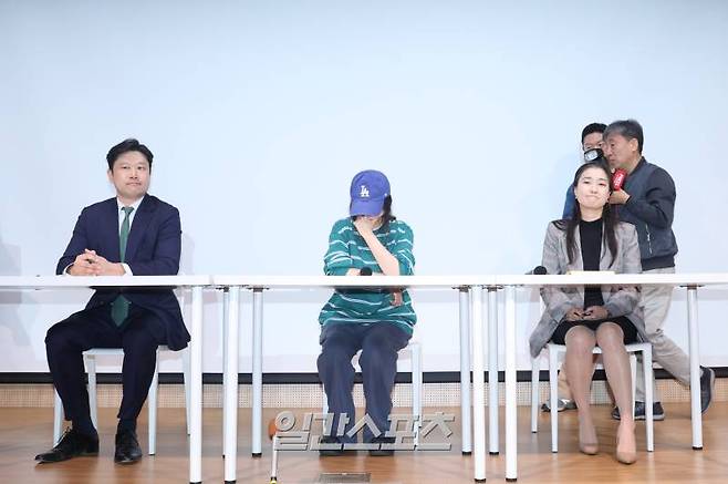 어도어의 민희진 대표가 하이브와의 대립에 대한 긴급 기자회견를 25일 오후 서울 서초구 한국컨퍼런스센터에서 진행했다. 한편, 지난 22일부터 어도어에 대한 감사를 진행한 하이브는 이날 민희진 대표 주도로 경영권 탈취 계획이 수립됐다는 구체적인 사실을 확인했고 물증도 확보했다며 고발장 제출을 예고했다. 서병수 기자 qudtn@edaily.co.kr /2024.04.25/