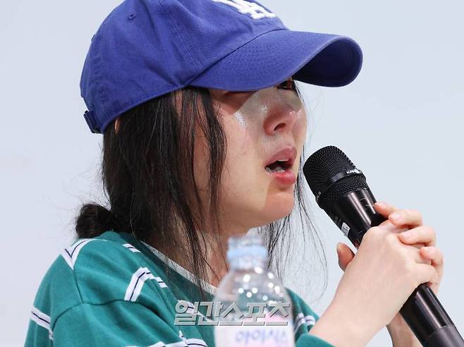 어도어의 민희진 대표가 하이브와의 대립에 대한 긴급 기자회견를 25일 오후 서울 서초구 한국컨퍼런스센터에서 진행했다. 한편, 지난 22일부터 어도어에 대한 감사를 진행한 하이브는 이날 민희진 대표 주도로 경영권 탈취 계획이 수립됐다는 구체적인 사실을 확인했고 물증도 확보했다며 고발장 제출을 예고했다. 서병수 기자 qudtn@edaily.co.kr /2024.04.25/