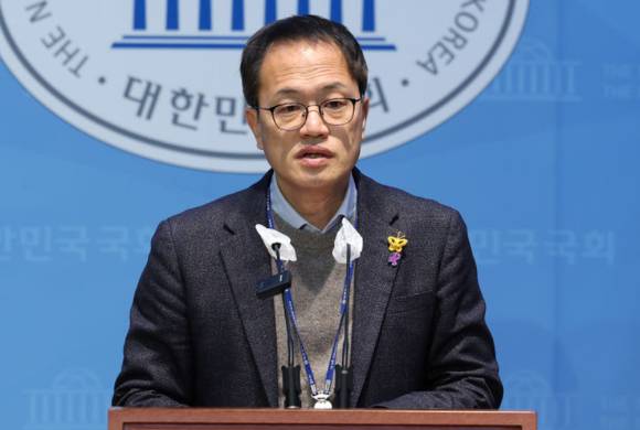 사진은 지난 1월 19일 박주민 더불어민주당 의원이 서울 여의도 국회에서 '강성희 의원 과잉제압 논란 및 김건희 여사 관련 의혹 등 현안질의를 위한 국회운영위 개회 요구' 기자회견을 하고 있는 모습. [사진=뉴시스]