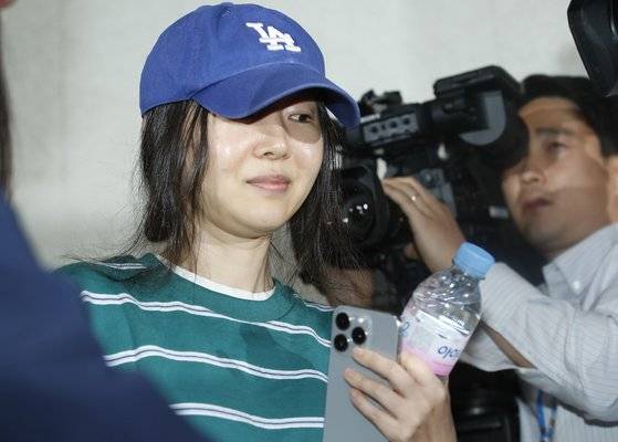 민희진 어도어 대표가 25일 오후 서울 서초구 한국컨퍼런스센터에서 배임 의혹에 관한 기자회견을 하기 위해 입장하고 있다. 뉴스1