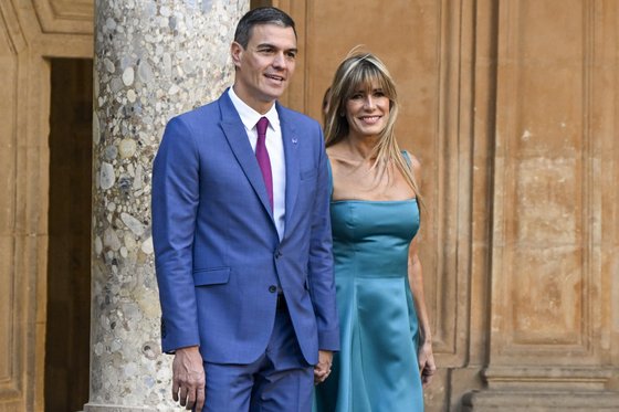 페드로 산체스 스페인 총리와 부인 베고냐 고메스(오른쪽)가 카를로스 5세 궁전에 들어서고 있다. EPA=연합뉴스