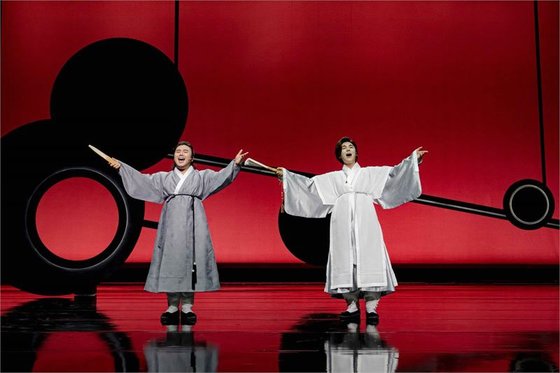 2021년 절창1 공연에서 수궁가를 선보이고 있는 국립창극단 유태평양(왼쪽)과 김준수. 사진 국립극단