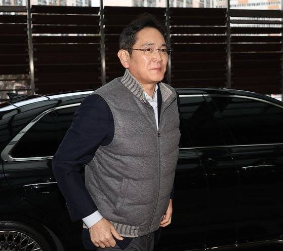 이재용 삼성전자 회장이 지난 2월 6일 오후 출국을 위해 서울 강서구 서울김포비즈니스항공센터에 들어서고 있다. 연합뉴스