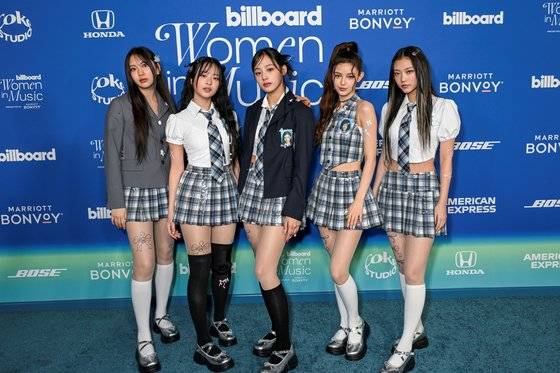 지난 3월 '2024 빌보드 위민 인 뮤직 어워즈'에서 K팝 가수 최초로 '올해의 그룹상'을 받은 걸그룹 뉴진스. 사진 빌보드