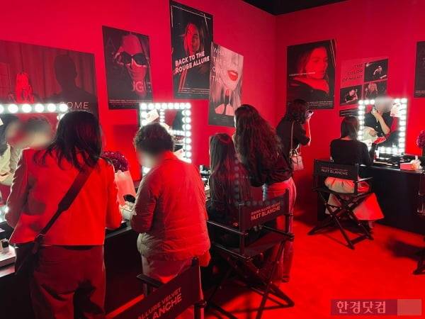 샤넬 뷰티 제품들로 메이크업 서비스를 받을 수 있는 공간. /사진=김세린 기자