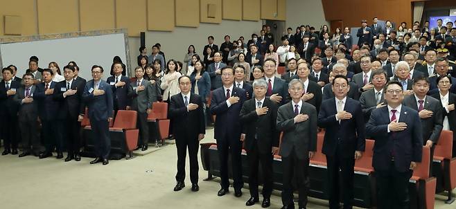 앞줄 왼쪽부터 이원석 검찰총장, 박성재 법무부 장관, 이종석 헌법재판소장, 조희대 대법원장, 김도읍 국회 법사위원장, 김영훈 대한변호사협회장 등이 25일 오전 서울 서초구 대검찰청 대강당에서 열린 제61회 법의 날 기념식에 참석해 국민의례를 하고 있다. 법무부 제공