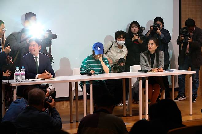 민희진 어도어 대표가 25일 서울 강남 한국컨퍼런스센터에서 관련 사안에 대해 기자회견을 하고 있다. 이준헌 기자