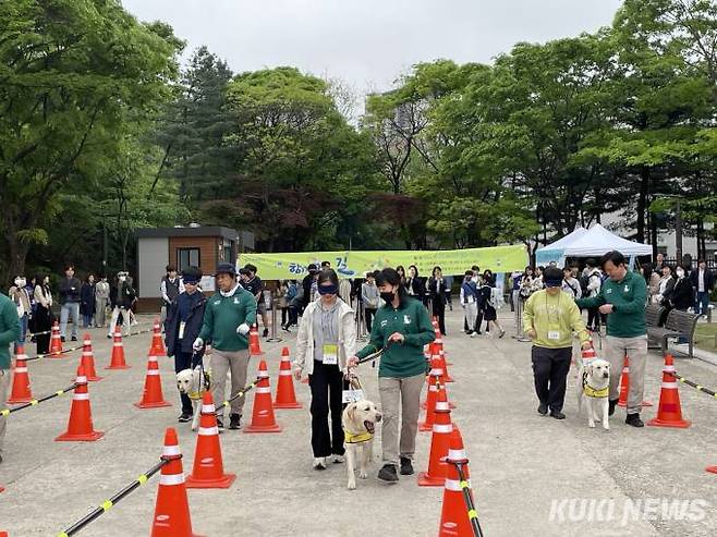 서울시교육청은 25일 ‘함께 걷는 길, 시각장애인 안내견 인식개선행사’를 개최했다. 사진=유민지 기자