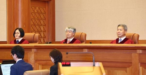 이종석 헌법재판소장을 비롯한 헌법재판관들이 25일 서울 종로구 헌법재판소 대심판정에서 열린 민법 제1112조 등 유류분 제도에 대한 위헌법률심판 및 헌법소원 선고에 참석하고 있다. 연합뉴스