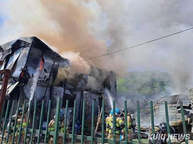 25일 강원 춘천시 동내면 신촌리의 조립식 건물에서 화재가 발생해 출동한 소방대원들이 화재 진압을 하고 있다. (사진=강원소방본부)