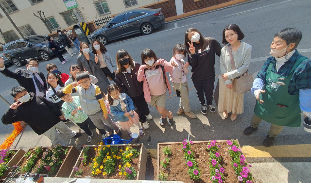 광진교회가 마련한 원예학교에 참여한 어린이들이 꽃을 가꾸는 모습. 광진교회 제공