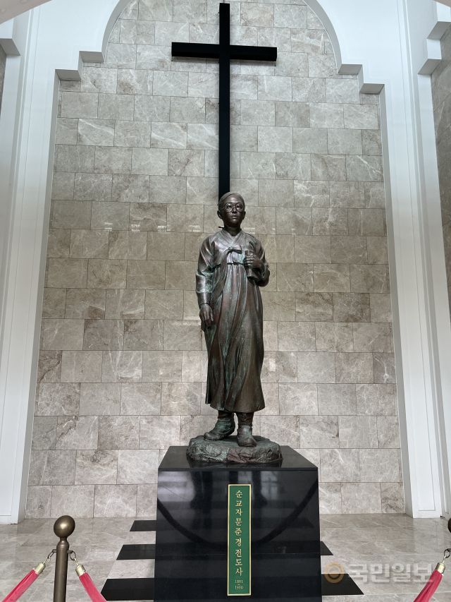 문준경전도사순교기념관 1층에 전시된 십자가와 문준경 전도사 동상.