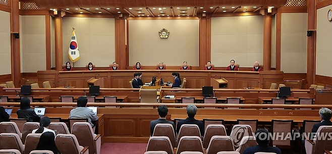 이종석 헌법재판소장과 재판관들이 25일 서울 종로구 헌법재판소 대심판정에서 열린 민법 제1112조 등 유류분 제도에 대한 위헌법률심판 및 헌법소원 선고를 위해 자리하고 있다.이날 헌재는 ‘형제자매에게 유산상속 강제’는 유류분 제도 위헌이라고 선고했다. [사진 출처 = 연합뉴스]