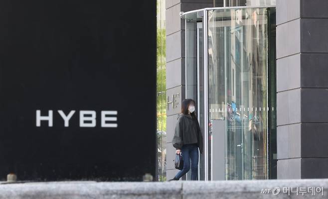 [서울=뉴시스] 김금보 기자 = 기획사 하이브와 그룹 '뉴진스' 소속 자회사 어도어의 민희진 대표가 충돌하며 논란이 일고 있다. 사진은 25일 서울 용산구 하이브 사옥. 2024.04.25. kgb@newsis.com /사진=김금보