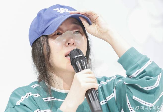 (서울=뉴스1) 권현진 기자 = 그룹 뉴진스의 소속사 어도어 민희진 대표가 25일 서울 서초구 한국컨퍼런스센터에서 하이브 경영권 탈취 시도와 관련한 배임 의혹 관련 입장을 밝히는 긴급기자회견을 갖고 있다. 2024.4.25/뉴스1  Copyright (C) 뉴스1. All rights reserved. 무단 전재 및 재배포,  AI학습 이용 금지. /사진=(서울=뉴스1) 권현진 기자