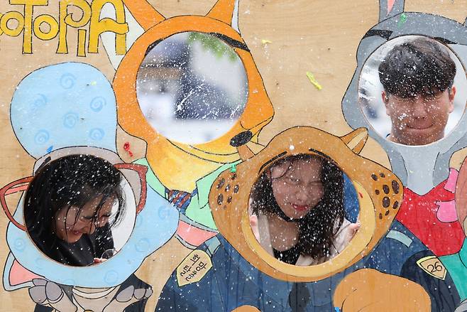 지난 2022년 대학 축제가 열리고 있는 서울 동대문구 경희대 캠퍼스에서 학생들이 물풍선 던지기를 하며 3년 만에 돌아온 대면 축제를 즐기고 있다. [연합]