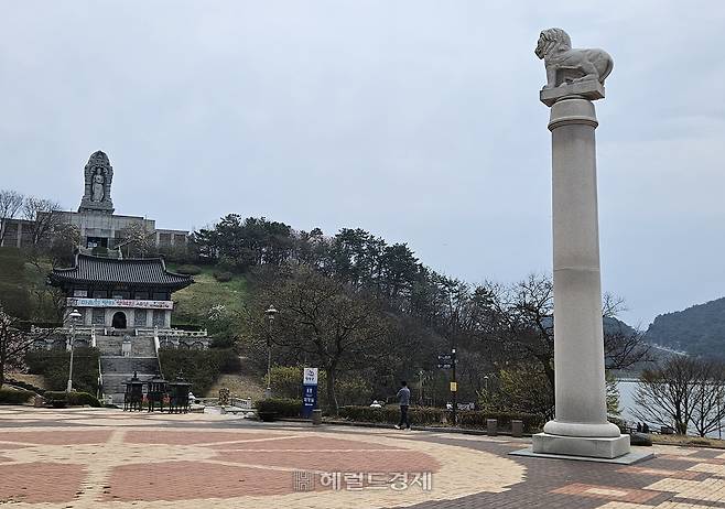 마라난타사 광장에 세워진 아소카 석주. 꼭대기에 사자상을 얹어놓았다.