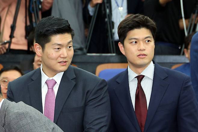 김재섭 국민의힘 당선인과 김용태 국민의힘 당선인이 지난 22일 오후 국회에서 열린 제22대 국회의원 당선자총회에서 입장하고 있다. [연합]