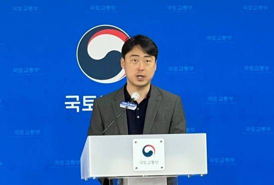 [서울=뉴시스] 이연희 기자 = 최병길 국토교통부 도시정비기획준비단장이 25일 오전 정부세종청사에서 '노후계획도시 정비 및 지원에 관한 특별법' 시행을 앞두고 선도지구 규모·기준 등 추진 일정을 발표하고 있다. 2024.04.25. dyhlee@newsis.com *재판매 및 DB 금지