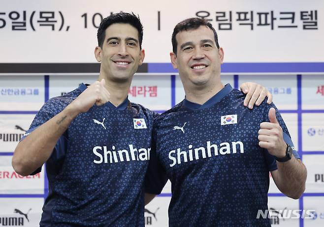 [서울=뉴시스] 김진아 기자 = 이싸나예 라미레즈(왼쪽) 대한민국 남자배구 국가대표팀 감독과 페르난도 모랄레스 대한민국 여자배구 국가대표팀 감독이 25일 오전 서울 송파구 올림픽파크텔에서 열린 '대한민국 배구 국가대표팀 신임 감독 기자회견'에서 기념촬영을 하고 있다. 2025.04.25. bluesoda@newsis.com