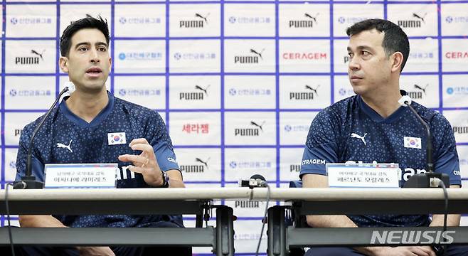 [서울=뉴시스] 김진아 기자 = 이싸나예 라미레즈 대한민국 남자배구 국가대표팀 감독이 25일 오전 서울 송파구 올림픽파크텔에서 열린 '대한민국 배구 국가대표팀 신임 감독 기자회견'에서 질문에 답하고 있다. 오른쪽은 페르난도 모랄레스 대한민국 여자배구 국가대표팀 감독. 2024.04.25. bluesoda@newsis.com