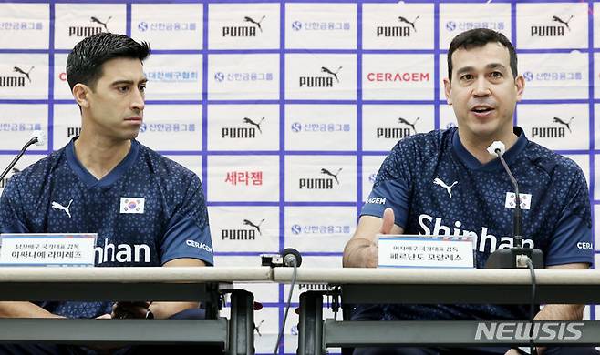 [서울=뉴시스] 김진아 기자 = 페르난도 모랄레스 대한민국 여자배구 국가대표팀 감독이 25일 오전 서울 송파구 올림픽파크텔에서 열린 '대한민국 배구 국가대표팀 신임 감독 기자회견'에서 질문에 답하고 있다. 왼쪽은 이싸나예 라미레즈 대한민국 남자배구 국가대표팀 감독. 2024.04.25. bluesoda@newsis.com