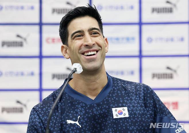 [서울=뉴시스] 김진아 기자 = 이싸나예 라미레즈 대한민국 남자배구 국가대표팀 감독이 25일 오전 서울 송파구 올림픽파크텔에서 열린 '대한민국 배구 국가대표팀 신임 감독 기자회견'에서 질문에 답하고 있다. 2024.04.25. bluesoda@newsis.com