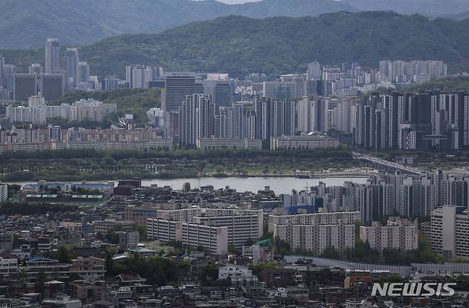 [서울=뉴시스] 정병혁 기자 = 최근 부동산 시장이 혼조세를 보이고 있는 가운데, 서울 주요 지역을 중심으로 집주인들이 호가를 올리고 있다. 한국부동산원의 최신 주택가격동향조사에 따르면 이달 셋째 주(15일) 기준으로 서울 25개구 중 21개구에서 아파트 매매가격지수가 상승했다. 서울 주요 지역을 중심으로 급매물이 줄어들며 집주인들은 호가를 올리는 분위기다. 사진은 21일 서울 남산에서 바라본 아파트의 모습. 2024.04.21. jhope@newsis.com