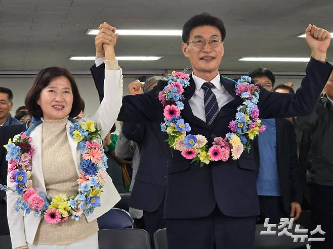제주시갑 민주당 문대림 당선인이 배우자와 함께 당선 축하를 받고 있다. 이인 기자