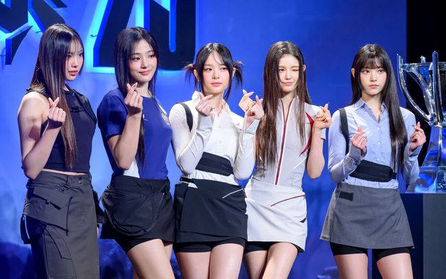 [OSEN=이대선 기자] 15일 오후 서울 중구 반얀트리 호텔에서 '2023 리그 오브 레전드 월드 챔피언십(롤드컵)' 파이널 미디어데이가 열렸다.행사에 참석한 그룹 뉴진스가 포토타임을 가지고 있다. 2023.11.15 /sunday@osen.co.kr