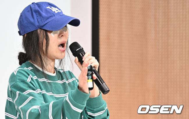 [OSEN=조은정 기자]하이브 산하 레이블 어도어의 대표 민희진이 25일 오후 서울 서초구 한국컨퍼런스센터에서 경영원 탈취 시도 의혹 관련 긴급기자회견을 열었다.앞서 하이브는 민희진 대표가 뉴진스를 데리고 본사로부터 독립하려 한다는 제보를 받아 관련 증거 수집에 나섰다.&nbsp;하이브는 A 씨 등 어도어 경영진이 대외비인 계약서를 유출하고, 하이브가 보유하고 있는 어도어 주식을 팔도록 유도했다는 정황을 포착해 감사권을 발동했으며&nbsp;A 씨가 하이브 내부 정보를 어도어에 넘긴 것으로도 파악했다. 이와 관련,&nbsp;민희진 대표는 공식입장을 통해 '아일릿의 뉴진스 카피 사태'에 문제를 제기하자 하이브로부터 해임 통보를 받은 것이라고 반박했다.민희진 대표가 입장을 발표하고 있다. 2024.04.25 /cej@osen.co.kr