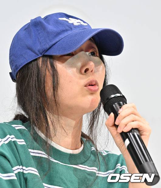 [OSEN=조은정 기자]하이브 산하 레이블 어도어의 대표 민희진이 25일 오후 서울 서초구 한국컨퍼런스센터에서 경영원 탈취 시도 의혹 관련 긴급기자회견을 열었다.앞서 하이브는 민희진 대표가 뉴진스를 데리고 본사로부터 독립하려 한다는 제보를 받아 관련 증거 수집에 나섰다.&nbsp;하이브는 A 씨 등 어도어 경영진이 대외비인 계약서를 유출하고, 하이브가 보유하고 있는 어도어 주식을 팔도록 유도했다는 정황을 포착해 감사권을 발동했으며&nbsp;A 씨가 하이브 내부 정보를 어도어에 넘긴 것으로도 파악했다. 이와 관련,&nbsp;민희진 대표는 공식입장을 통해 '아일릿의 뉴진스 카피 사태'에 문제를 제기하자 하이브로부터 해임 통보를 받은 것이라고 반박했다.민희진 대표가 입장을 발표하고 있다. 2024.04.25 /cej@osen.co.kr