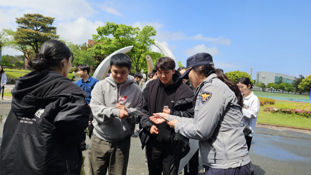 ▲포항북부경찰서가 지난 25일 한동대학교에서 성범죄․마약근절 캠페인을 실시하고 있다.ⓒ포항북부경찰서 제공