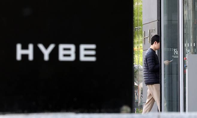 기획사 하이브와 그룹 '뉴진스' 소속 자회사 어도어의 민희진 대표가 충돌하며 논란이 일고 있다. 사진은 25일 서울 용산구 하이브 사옥. 뉴시스