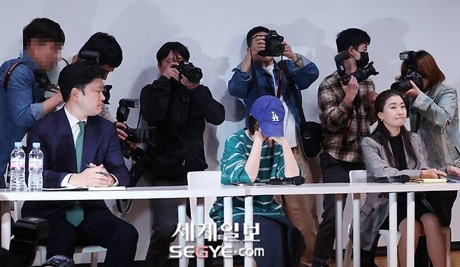 민희진 어도어(ADOR) 대표가 25일 오후 서울 서초구 한국컨퍼런스센터에서 열린 하이브 경영권 탈취 의혹 반박 기자회견에서 번쩍이는 카메라 플래시에 어려움을 호소하고 있다. 한윤종 기자