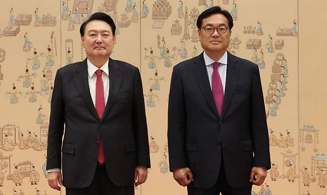 윤석열 대통령이 지난 24일 서울 용산 대통령실 청사에서 정진석 신임 대통령 비서실장에게 임명장을 수여한 뒤 기념 촬영을 하고 있다. 연합뉴스