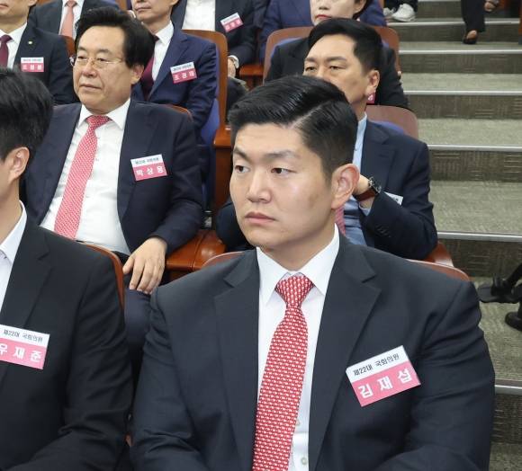 당선자총회 참석한 김재섭 - (서울=뉴스1) 송원영 기자 = 김재섭 국민의힘 당선인이 16일 서울 여의도 국회에서 열린 제22대 국회 국민의힘·국민의미래 당선자총회에 참석하고 있다. 2024.4.16/뉴스1