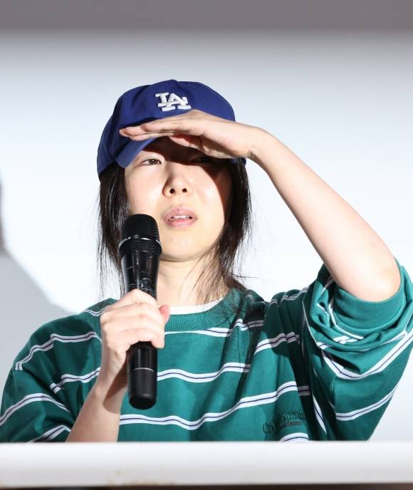 하이브와 소속 레이블 어도어 일부 경영진 간의 갈등이 심화되고 있는 가운데 민희진 어도어 대표가 25일 서울 서초구 한국컨퍼런스센터에서 긴급 기자회견을 열고 하이브 측의 업무상 배임 주장에 대해 전면 반박하고 있다.  연합뉴스