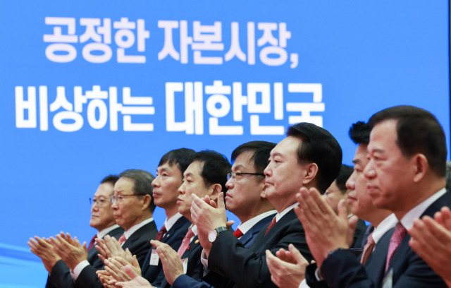 윤석열 대통령이 1월 2일 서울 영등포구 여의도 한국거래소에서 열린 2024 증권·파생상품시장 개장식에 참석해 박수를 치고 있다. 연합뉴스