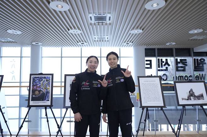 19일 충북 진천선수촌에서 배드민턴 여자복식 공희용(왼쪽) 김소영(오른쪽)이 맞춤형 스페셜 팩을 후원 받고 기념촬영을 하고 있다.