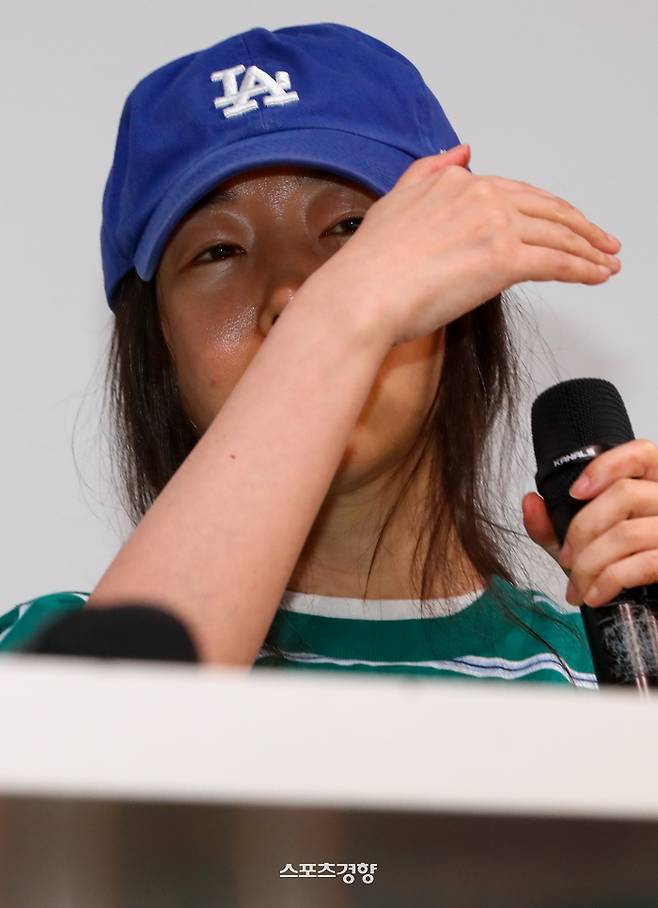 경영권 탈취 의혹을 받고 있는 하이브 산하 레이블 어도어의 민희진 대표가 25일 서울 강남 한국컨퍼런스센터에서 관련 사안에 대해 기자회견을 하고 있다. 2024.4.25 이준헌 기자