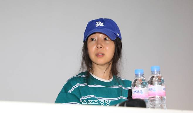 경영권 탈취 의혹을 받고 있는 하이브 산하 레이블 어도어의 민희진 대표가 25일 서울 강남 한국컨퍼런스센터에서 관련 사안에 대해 기자회견을 하고 있다. 2024.4.25 이준헌 기자