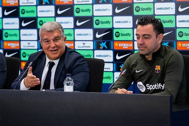 ▲ 차비 에르난데스 감독은 2021년 카타르 알사드를 떠나 바르셀로나 지휘봉을 잡았다. 펩 과르디올라 감독 이후 황금 시대를 열 핵심 인물로 평가됐고 우승컵도 들었지만 모두가 만족할 만한 경기력까지 올라오지 못했다. 계약 기간이 남았던 지난해 1월 2023-24시즌을 끝으로 바르셀로나를 떠나겠다는 말을 했다. 차비 에르난데스 감독은 "난 바르셀로나를 떠날 것이다. 돌아올 수 없는 지점에 도달했다. 이제는 변화가 필요하다. 고위층과도 이야기한 부분이다. 내 결정으로 바르셀로나 구단은 더 나아질 것"이라고 말했다. 차비 에르난데스 감독이 팀을 떠나기로 결정하자 꽤 많은 팀과 연결됐다. 맨체스터 유나이티드, 도르트문트 등 부진했던 팀이 차비 에르난데스 감독을 원한다는 이야기가 있었다. 이 중에선 대한축구협회가 차기 한국 대표팀 감독으로 차비 에르난데스 감독을 지켜보고 있단 설도 있었다