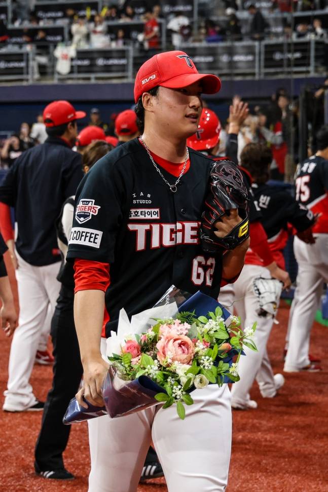 KIA 정해영이 24일 고척 키움전서 KBO리그 최연소 100세이브 기록을 달성하고 축하받고 있다. /사진=KIA 타이거즈