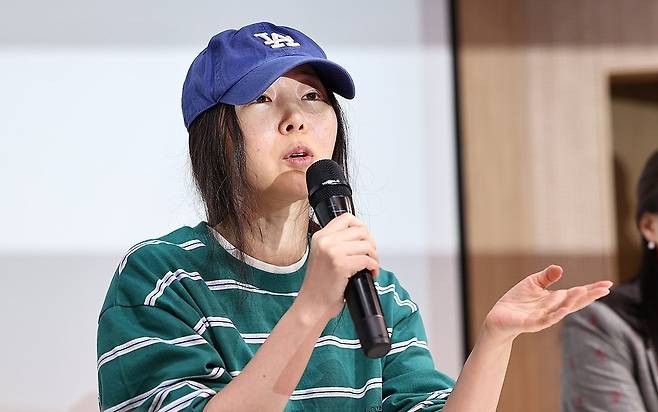 발언하는 민희진 어도어 대표 (서울=연합뉴스) 윤동진 기자 = 민희진 어도어 대표가 25일 오후 서울 서초구 한국컨퍼런스센터에서 입장 발표 기자회견을 갖고 있다. 2024.4.25 mon@yna.co.kr