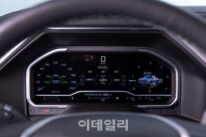 ‘2024 GMC 시에라’ 드날리 트림의 운전석 계기판.(사진=GMC)