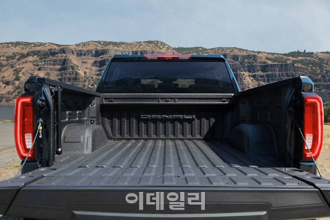 모터사이클 2대를 거뜬히 실을 수 있는 엄청난 크기의 ‘2024 GMC 시에라’ 드날리 트림의 적재함 모습.(사진=GMC)